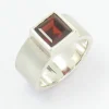 Triangel Ring si Granat 8x8mm square