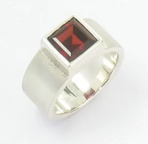 Triangel Ring si Granat 8x8mm square